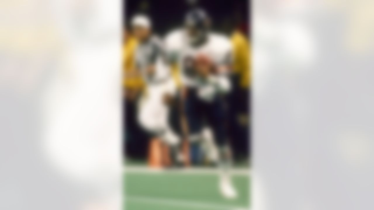 Wide receiver Willie Gault (83) of the Chicago Bears runs with the ball against the New England Patriots during Super Bowl XX on January 26, 1986, at the Louisiana Superdome in New Orleans, LA. (AP Photo/Al Messerschmidt)