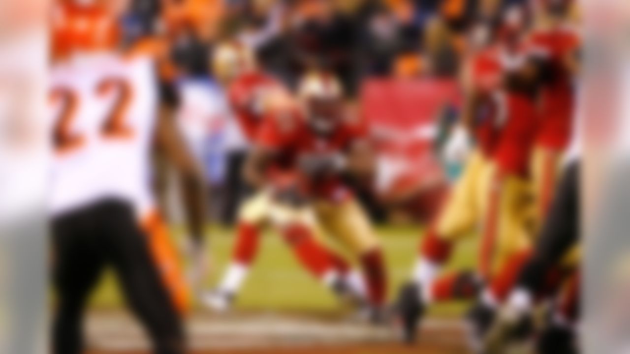 SAN FRANCISCO - DECEMBER 15: Frank Gore #21 of the San Francisco 49ers runs with the football against the Cincinnati Bengals on December 15, 2007 at Monster Park in San Francisco, California. The 49ers defeated the Bengals 20-13. (Photo by Joe Robbins/Getty Images)