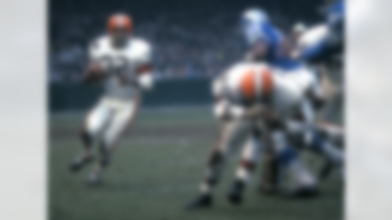 Cleveland Browns Jim Brown (32) during a game from his career with the Browns. Jim Brown played for 9 years, all with the Browns. Jim Brown was a 9-time Pro Bowler and was inducted to the Pro Football Hall of Fame in 1971.(AP Photo/David Durochik)