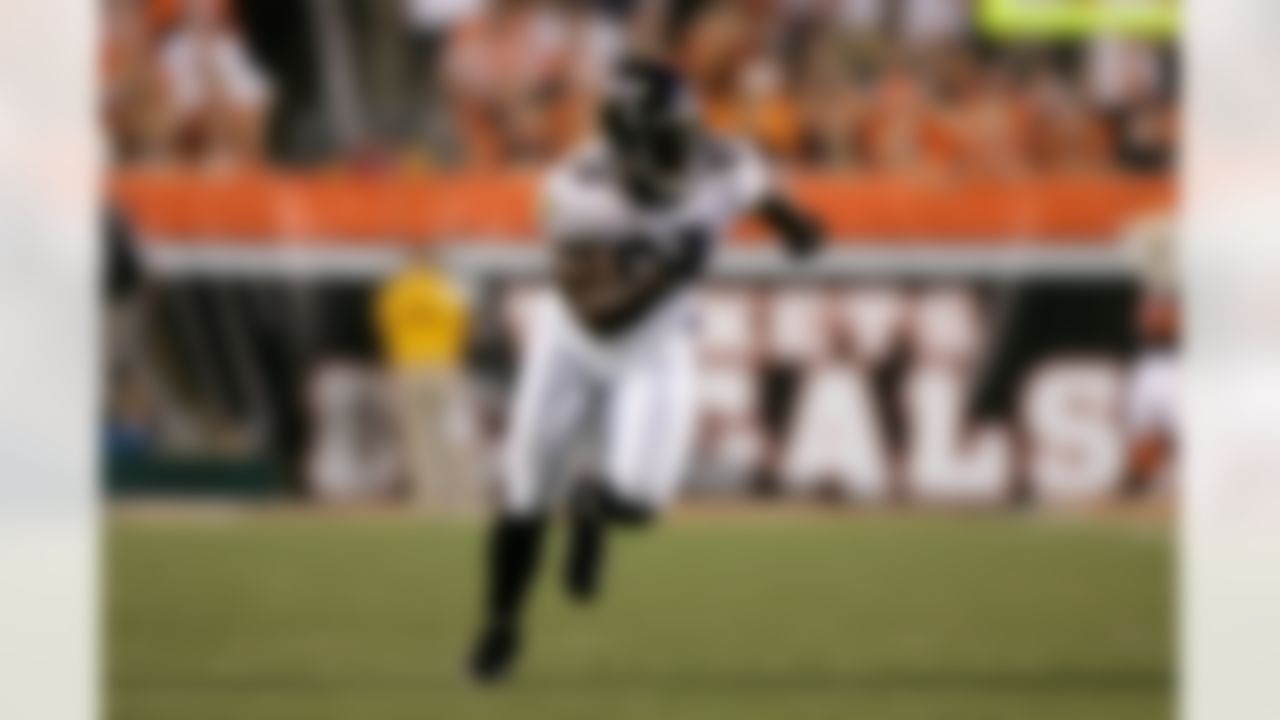 Linebacker Terrell Suggs #55 of the Baltimore Ravens runs in pursuit against the Cincinnati Bengals at Paul Brown Stadium on September 10, 2007 in Cincinnati, Ohio. The Bengals defeated the Ravens 27-20. (AP Photo/Scott Boehm)