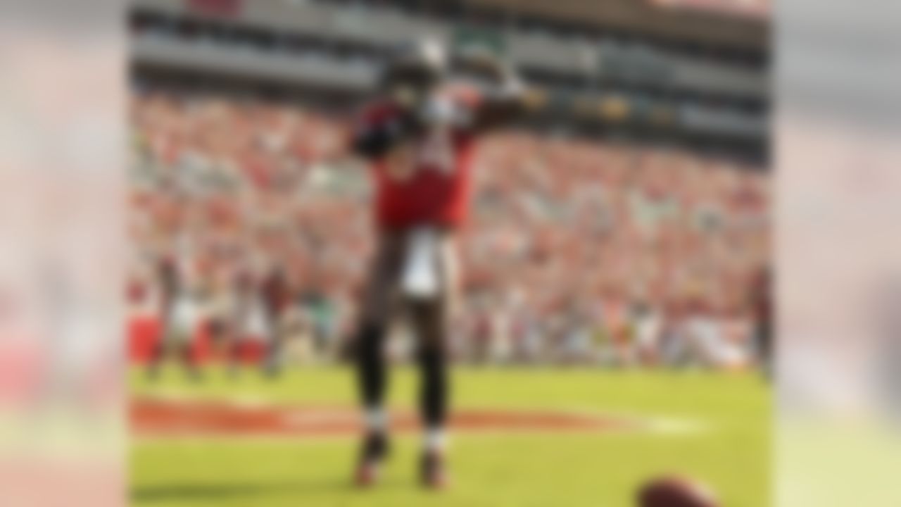 TAMPA, FL - NOVEMBER 4: Wide receiver Joey Galloway #84 of the Tampa Bay Buccaneers shows some muscle after a touchdown catch against the Arizona Cardinals at the Raymond James Stadium on November 4, 2007 in Tampa, Florida. (Photo by Al Messerschmidt/Getty Images)