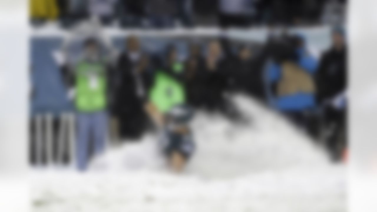 Philadelphia Eagles' Brent Celek slides in the snow to stop the clock during the second half of an NFL football game against the Detroit Lions, Sunday, Dec. 8, 2013, in Philadelphia. Philadelphia won 34-20. (AP Photo/Matt Rourke)