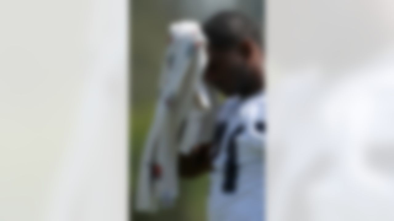 SAN DIEGO - MAY 03: Running back LaDainian Tomlinson #21of the San Diego Chargers wipes his head with a towel during the Chargers Mini-Camp on May 3, 2008 at the Chargers Practice Facility in San Diego, California. (Photo by Donald Miralle/Getty Images)