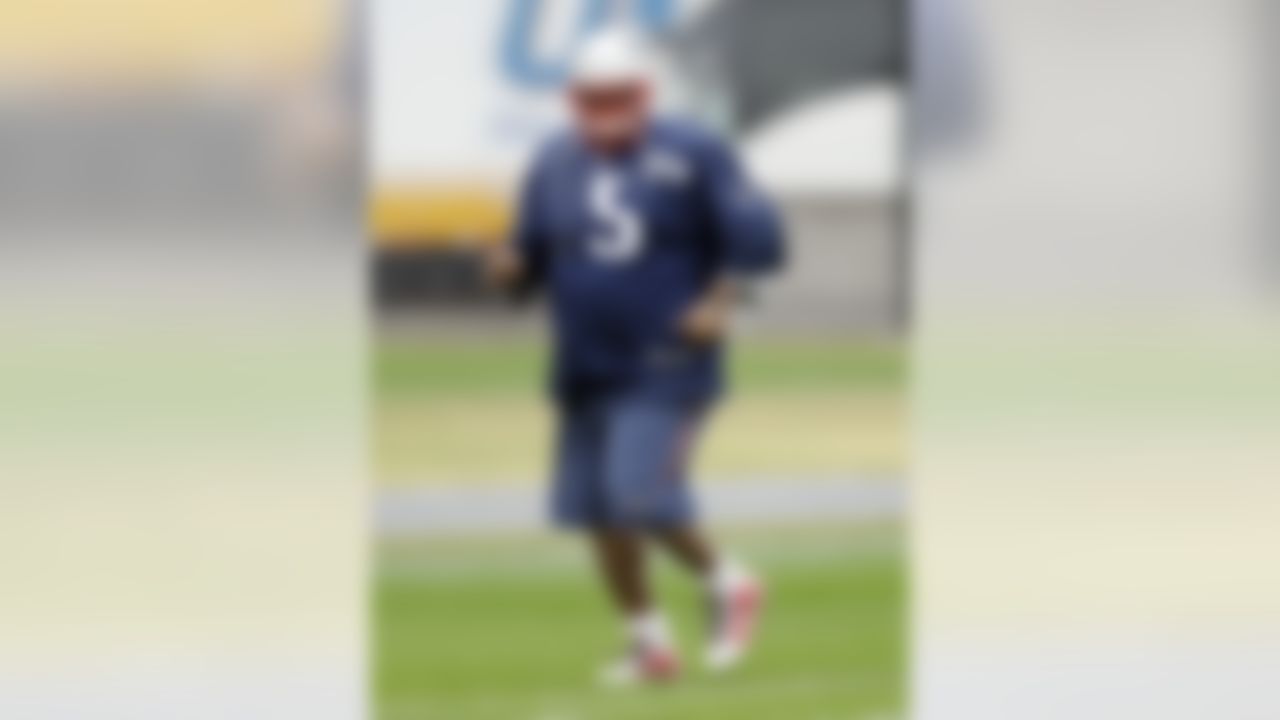 New England Patriots defensive tackle Vince Wilfork (75) warms up during practice Friday, Jan. 30, 2015, in Tempe, Ariz. The Patriots play the Seattle Seahawks in NFL football Super Bowl XLIX Sunday, Feb. 1. (AP Photo/Mark Humphrey)