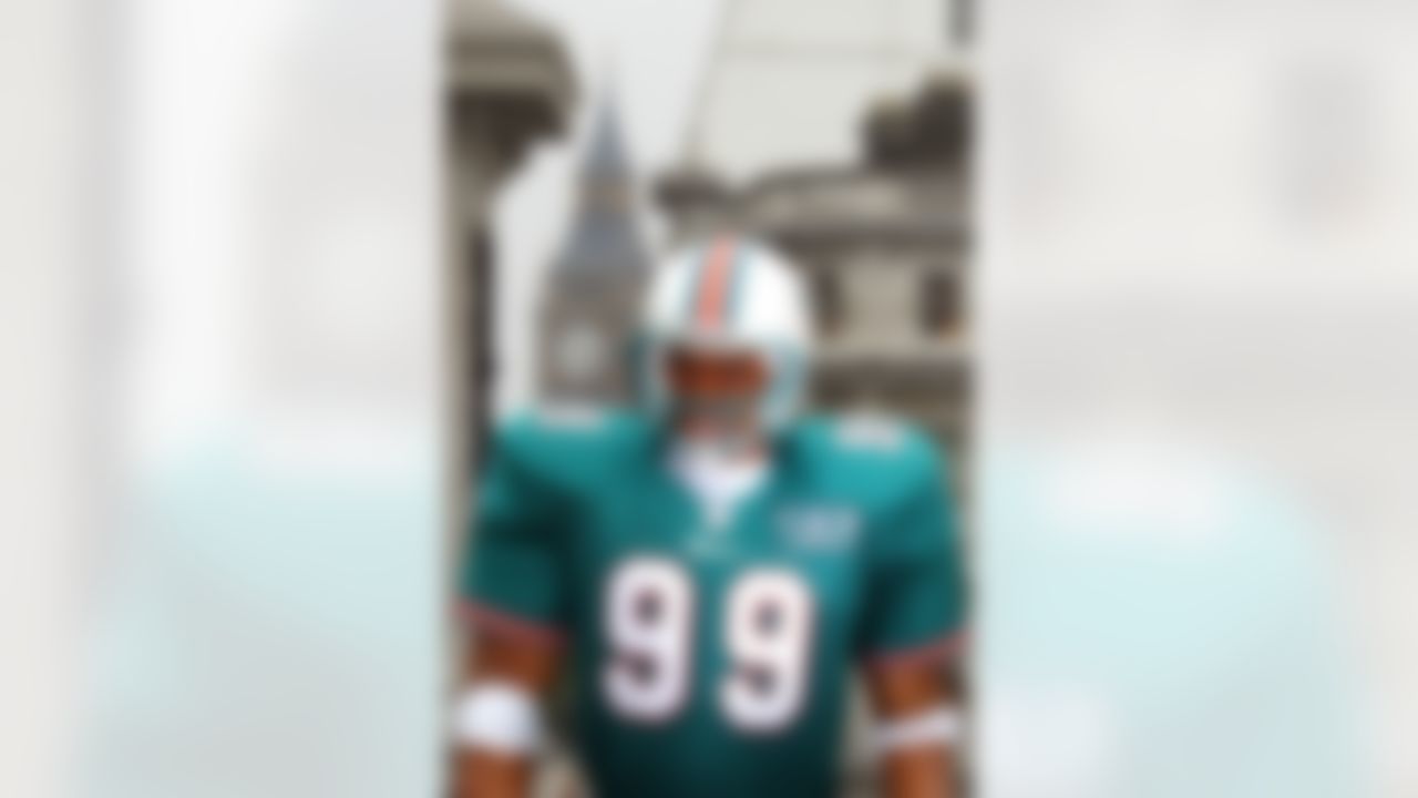 A 26 foot . 8 metre, animatronic version of Miami Dolphins defensive end Jason Taylor, the biggest animated human figure ever made is displayed in Trafalgar Square, London, Monday Oct. 22, 2007. The model was unveiled to promote the Miami Dolphins match against the New York Giants match that will be played at Wembley Stadium, London, Sunday Oct. 28, 2007. In background is Nelson's Column. (AP Photo/Tom Hevezi)
