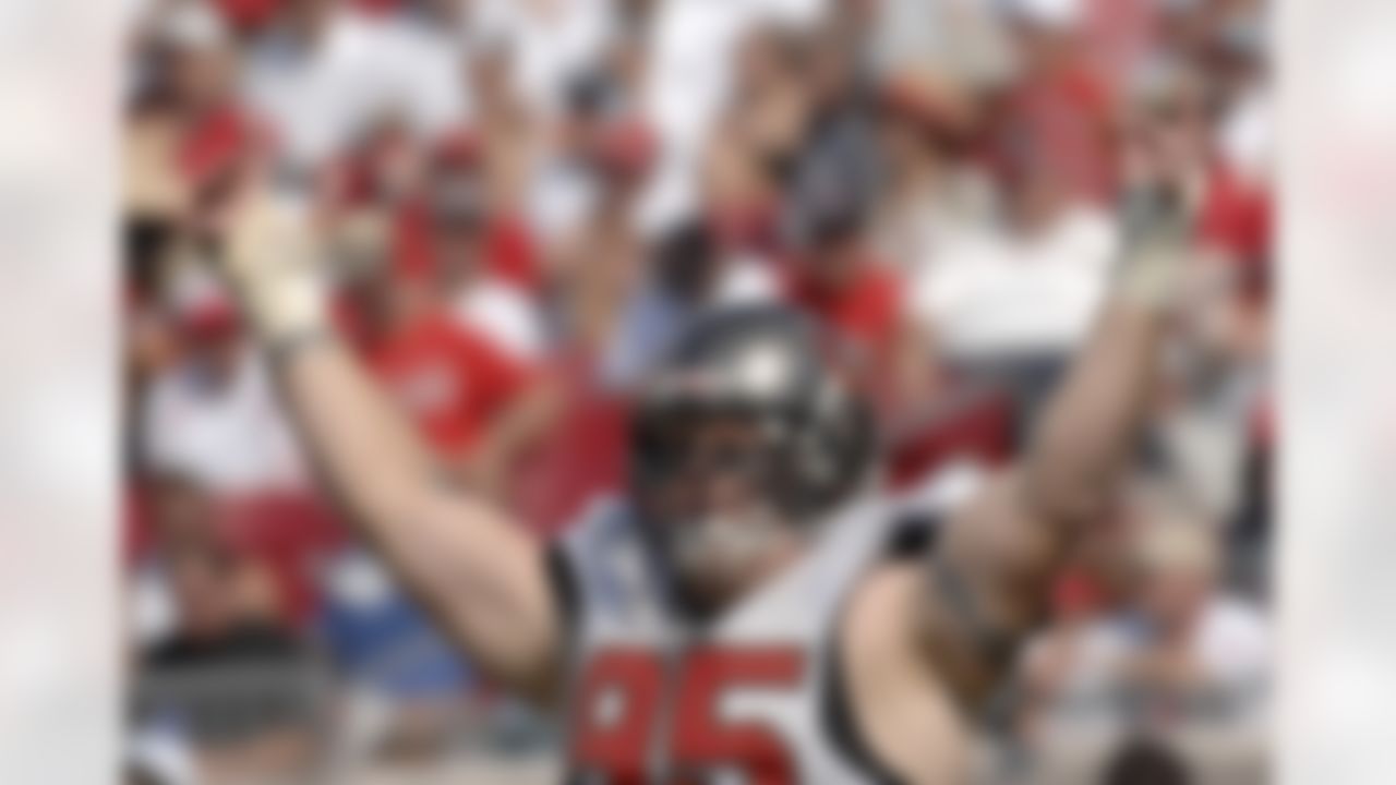 Tampa Bay Buccaneers defensive tackle Chris Hovan against the Philadelphia Eagles Oct. 22, 2006 in Tampa. The Bucs won 23 - 21 on a last-second, 62-yard field goal. Photo by Getty Images.