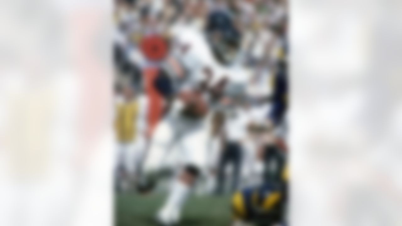 Chicago Bears Hall of Fame running back Walter Payton running with the football during a 20-12 loss to the Los Angeles Rams on October 17, 1976 at the Los Angeles Memorial Coliseum in Los Angeles, California. (Darryl Norenberg/NFL)