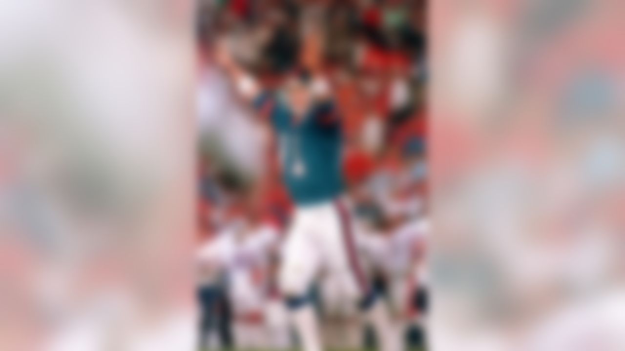 New York Giants quarterback Phil Simms (11) reacts after throwing a touchdown pass to Mark Bavaro to put the Giants ahead 15-10 in third quarter of Super Bowl XXI game in Pasadena, Ca., Sunday, Jan. 25, 1987. The Giants defeated the Denver Broncos, 39-20. (AP Photo/Amy Sancetta)