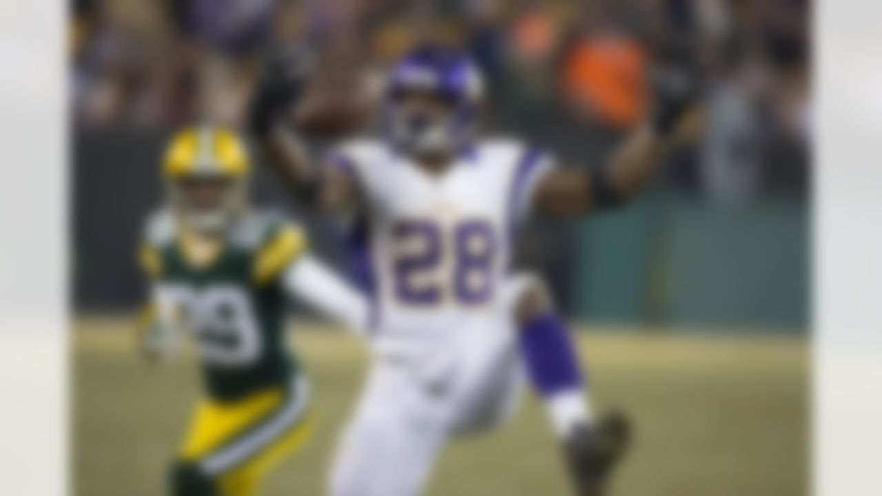 Adrian Peterson bobbles a pass during his team's 2012 wild-card playoff game against the Green Bay Packers. (AP Photo/David Stluka)