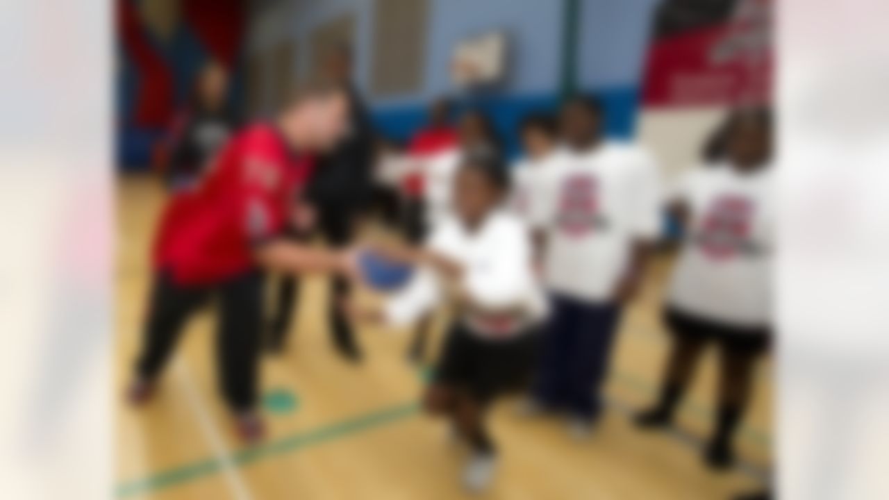 Tampa Bay Buccaneers center Zane Taylor runs drills with students at the Harris Academy on October 18, 2011 in London, England. (Sean Ryan/NFL)