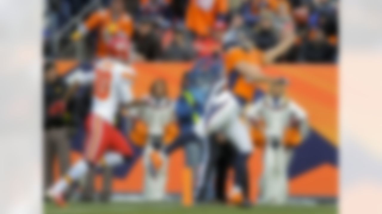 Denver Broncos wide receiver Eric Decker (87) makes a one-handed catch for a touchdown in front of Kansas City Chiefs defensive back Jalil Brown (30) in the second quarter of an NFL football game, Sunday, Dec. 30, 2012, in Denver. (AP Photo/Jack Dempsey)