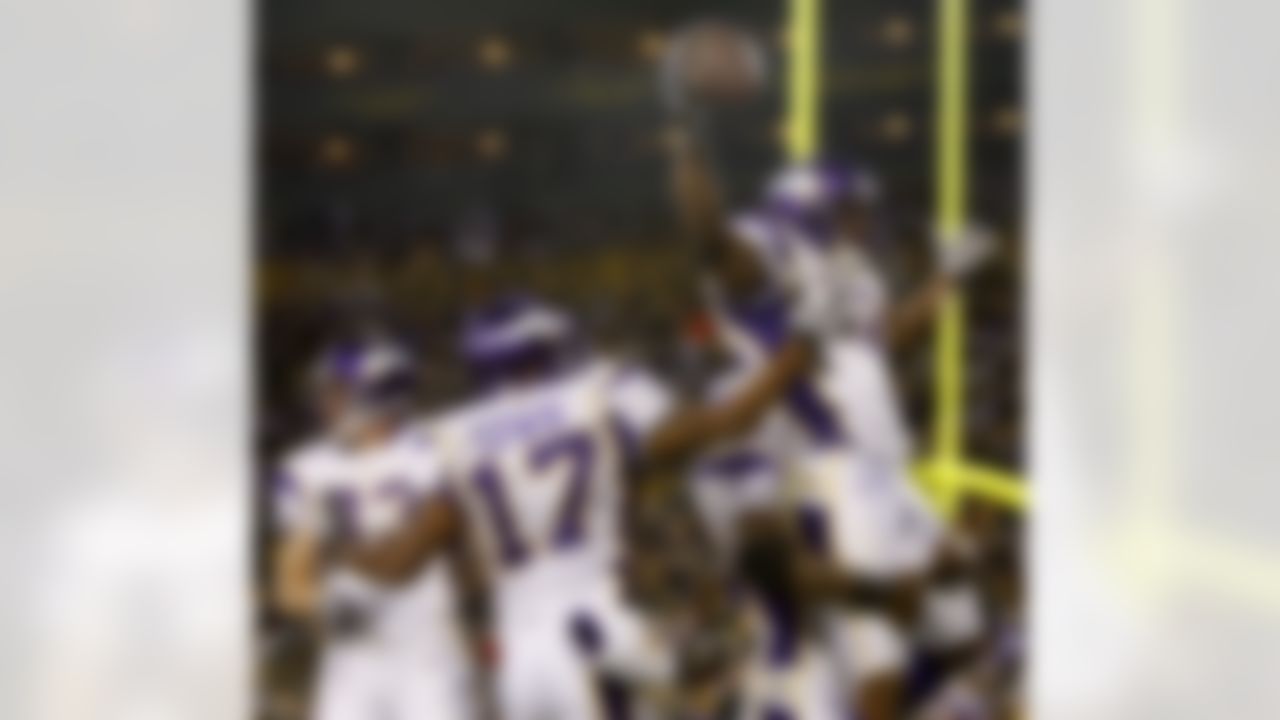 Minnesota Vikings' Percy Harvin (12) is lifted in the air by teammates after scoring a touchdown against the Green Bay Packers during the second half of an NFL football game Sunday, Nov. 1, 2009, in Green Bay, Wis. The Vikings won 38-26. (AP Photo/Jim Prisching)