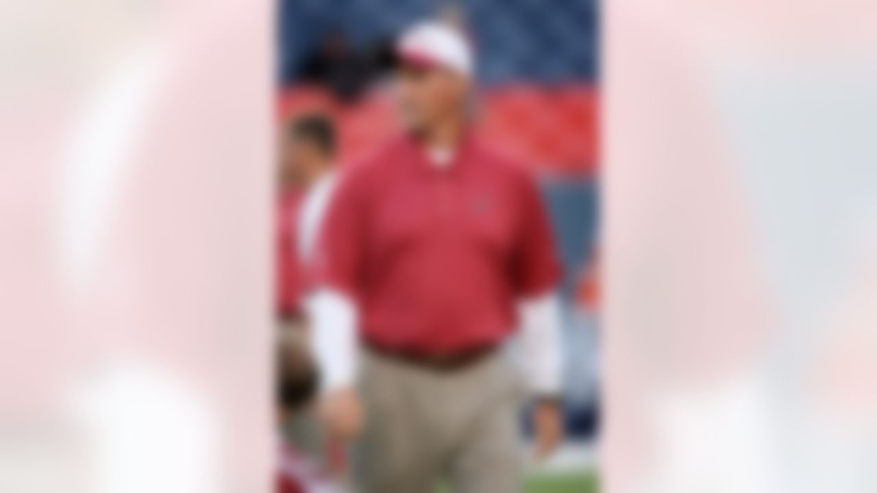 DENVER - AUGUST 30: Head coach Ken Whisenhunt of the Arizona Cardinals oversees pregame warm-up before facing the Denver Broncos during NFL preseason action at Invesco Field August 30, 2007 in Denver, Colorado. (Photo by Doug Pensinger/Getty Images)