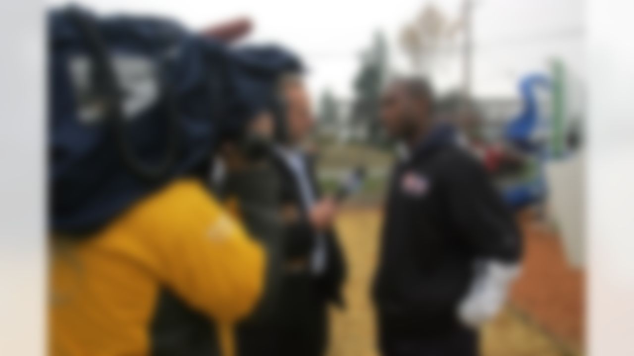 The Home Depot Neighborhood MVP Program honors Bobby Engram of the Seattle Seahawks. (Photo by Ernie Masche/CIA Stock Photography Inc.)