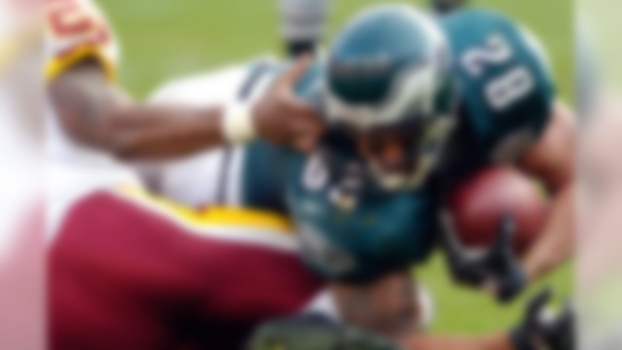 LANDOVER, MD - NOVEMBER 11: L.J. Smith #82 of the Philadelphia Eagles is tackled by the facemask by Sean Taylor #21 of the Washington Redskins November 11, 2007 at FedEx Field in Landover, Maryland. (Photo by Greg Fiume/Getty Images)