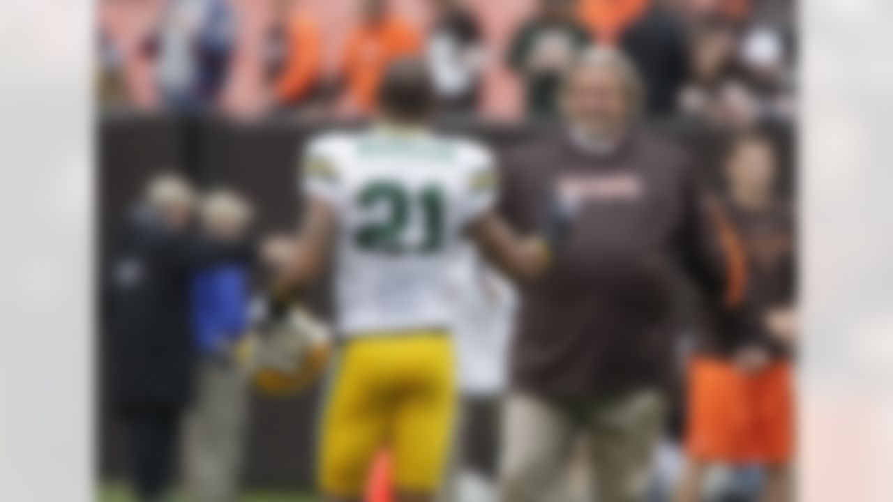 Cleveland Browns defensive coordinator Rob Ryan, right, greets Green Bay Packers cornerback Charles Woodson (21) before an NFL football game, Sunday, Oct. 25, 2009, in Cleveland. (AP Photo/Mark Duncan)