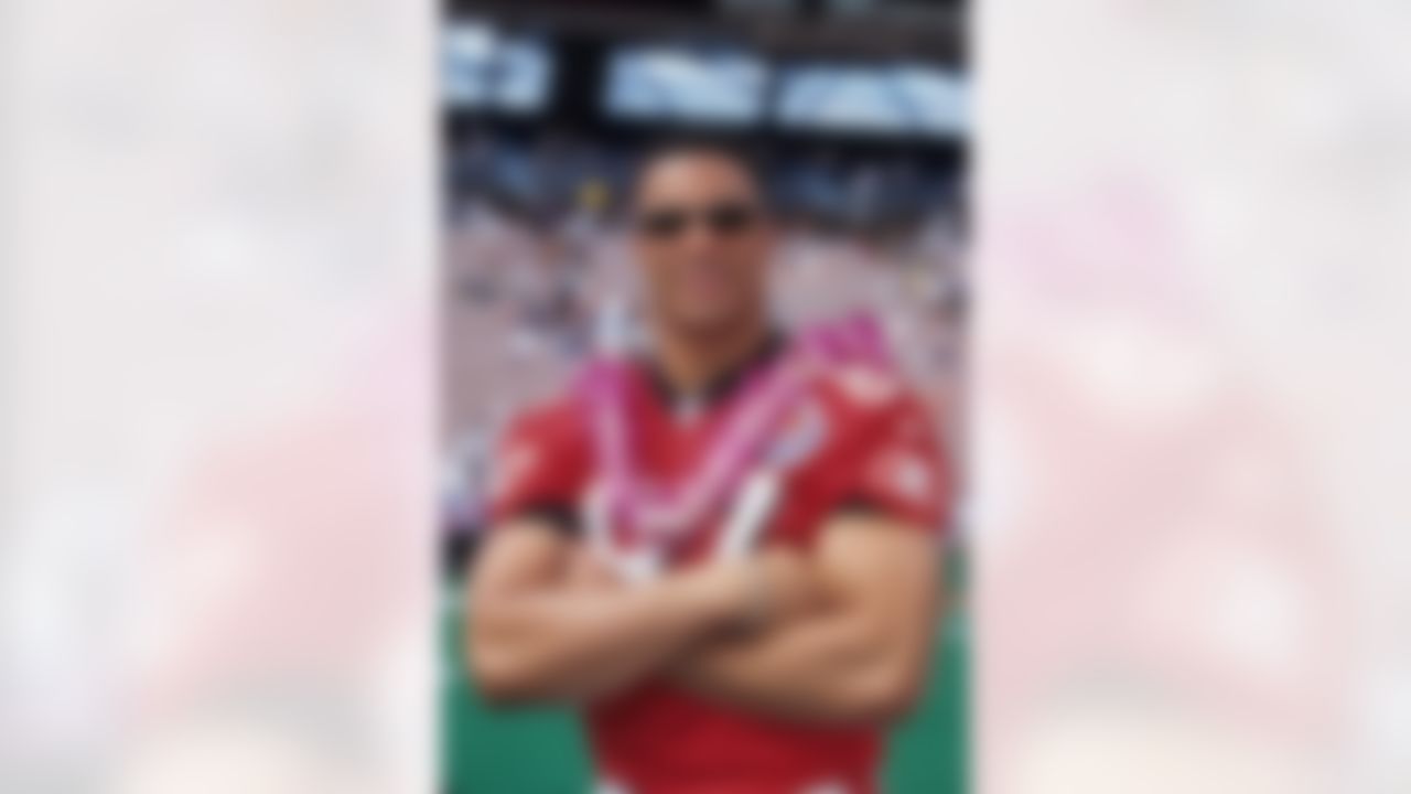 Kansas City Chiefs tight end Tony Gonzalez #87 of the AFC poses for a photo prior to playing against the NFC in the 2000 NFL Pro Bowl at Aloha Stadium on February 6, 2000 in Honolulu, Hawaii. The NFC defeated the AFC 51-31. (National Football League)