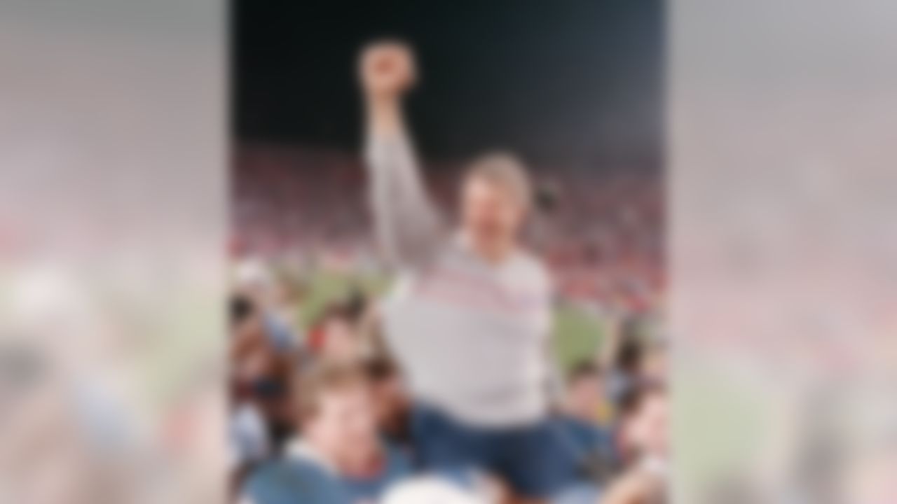 New York Giants coach Bill Parcells is carried off the field after the Giants defeated the Denver Broncos 39-20 in Super Bowl XXI in Pasadena, Calif. (AP Photo/Eric Risberg)
