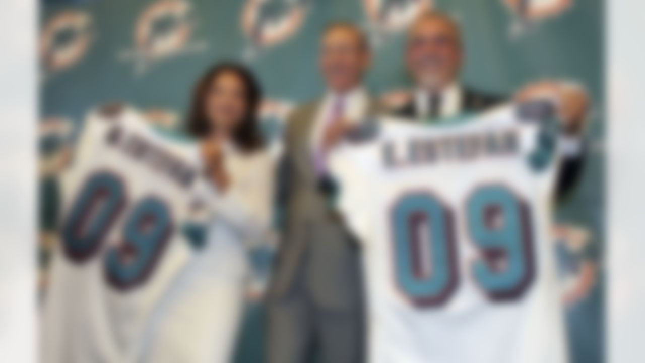 FILE -- This is a June 25, 2009, file photo showing singer Gloria Estefan, left, and her husband Emilio Estefan, right, after receiving jerseys from Miami Dolphins owner Stephen M. Ross, center, during a news conference announcing that the Estefans are joining the Miami Dolphins football team as minority owners, at Landshark Stadium in Miami. (AP Photo/Jeffrey M. Boan)