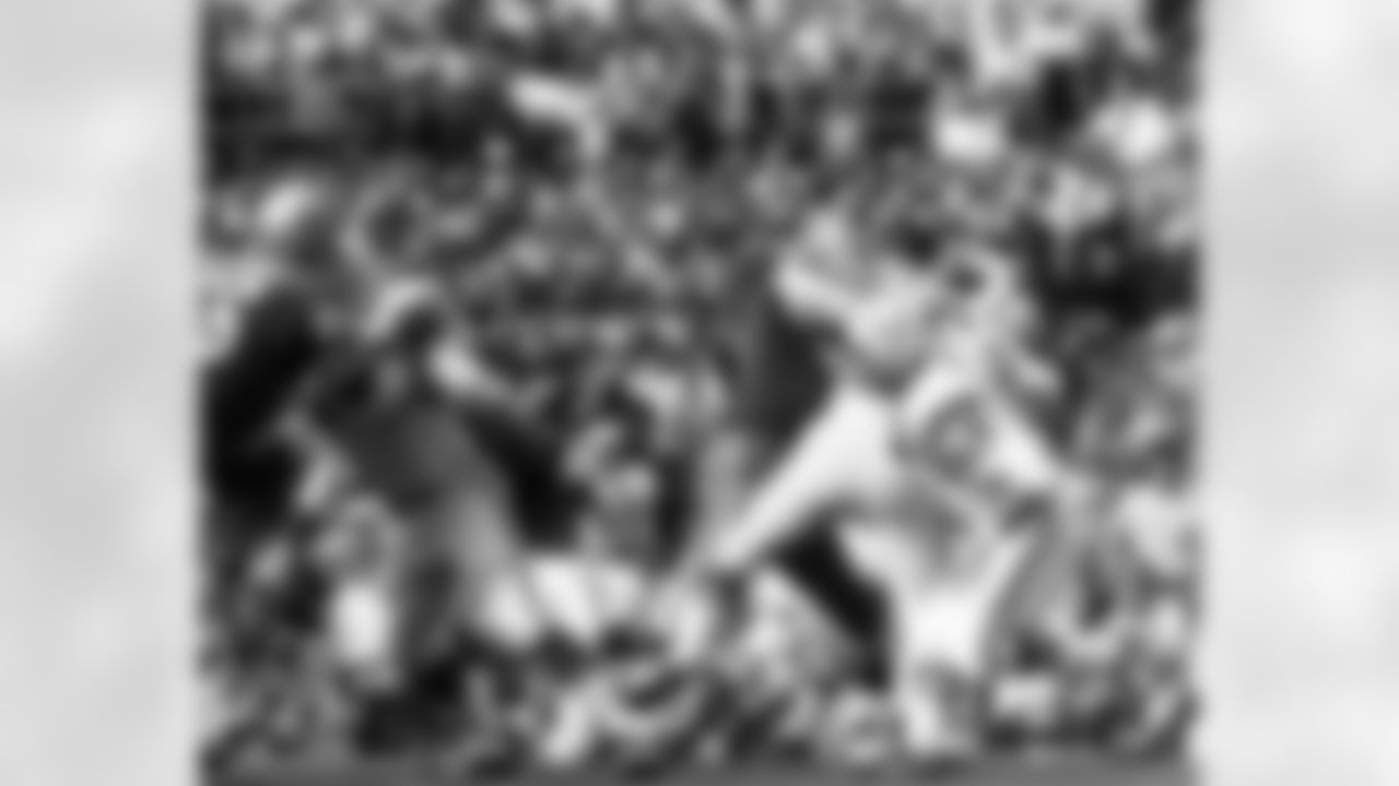 Baltimore Colts running back Tom Nowatzke (34) runs upfield against the Dallas Cowboys during Super Bowl V in Miami, Fla., Jan. 17, 1971. The Colts defeated the Cowboys, 16-13. (National Football League)