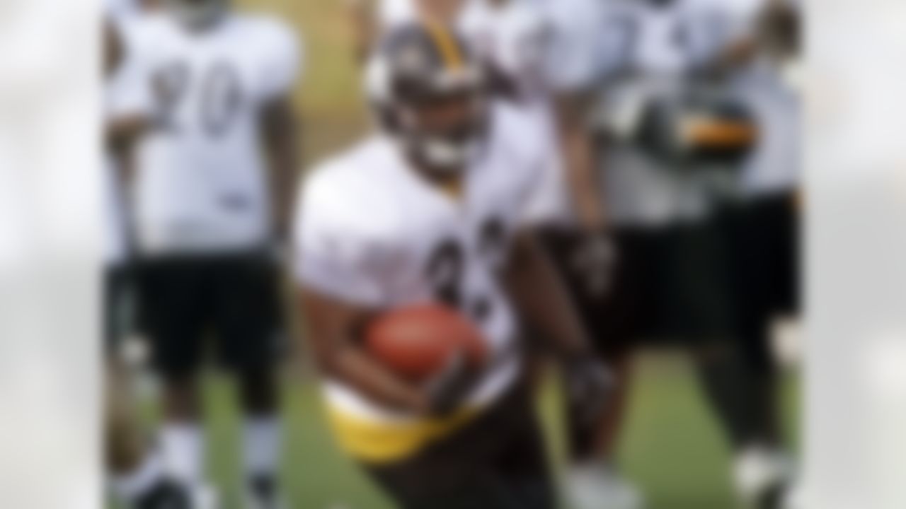 Pittsburgh Steelers running back Isaac Redman runs the ball during practice at NFL football training camp in Latrobe, Pa., Sunday, July 29, 2012. (AP Photo/Keith Srakocic)