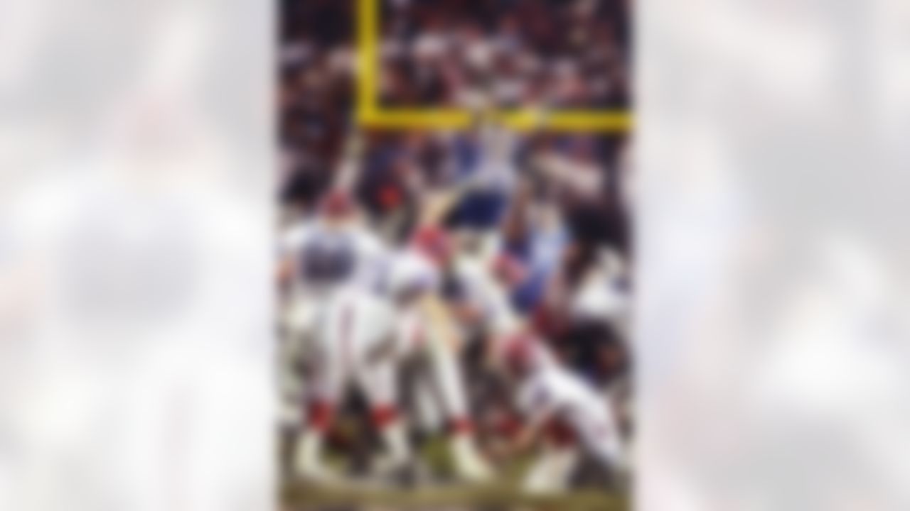 Buffalo Bills kicker Scott Norwood (11) misses a last-second 47-yard field goal to win Super Bowl XXV at Tampa Stadium in Tampa, FL on January 27, 1991. (AP Photo/Al Messerschmidt)
