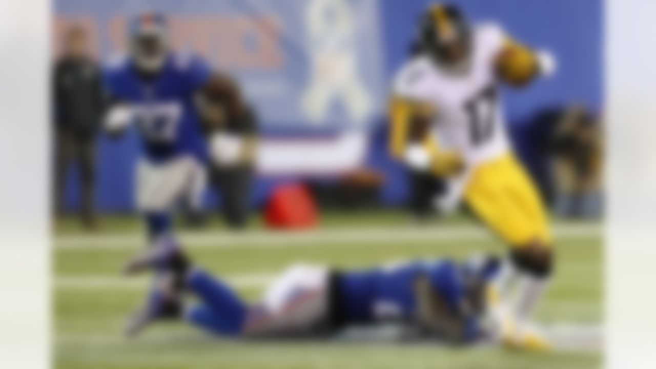 Pittsburgh Steelers wide receiver Mike Wallace (17) breaks a tackle for a touchdown during the second half of an NFL football game against the New York Giants Sunday, Nov. 4, 2012 in East Rutherford, N.J. (AP Photo/Julio Cortez)