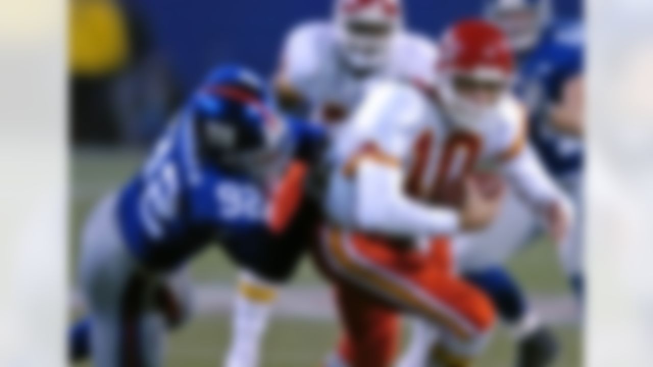 New York Giants defensive end Michael Strahan, left, grabs Kansas City Chiefs quarterback Trent Green by the jersey during fourth quarter NFL football Saturday night, Dec. 17, 2005, at Giants Stadium in East Rutherford, N.J. The Giants won, 27-17. (AP Photo/Bill Kostroun)