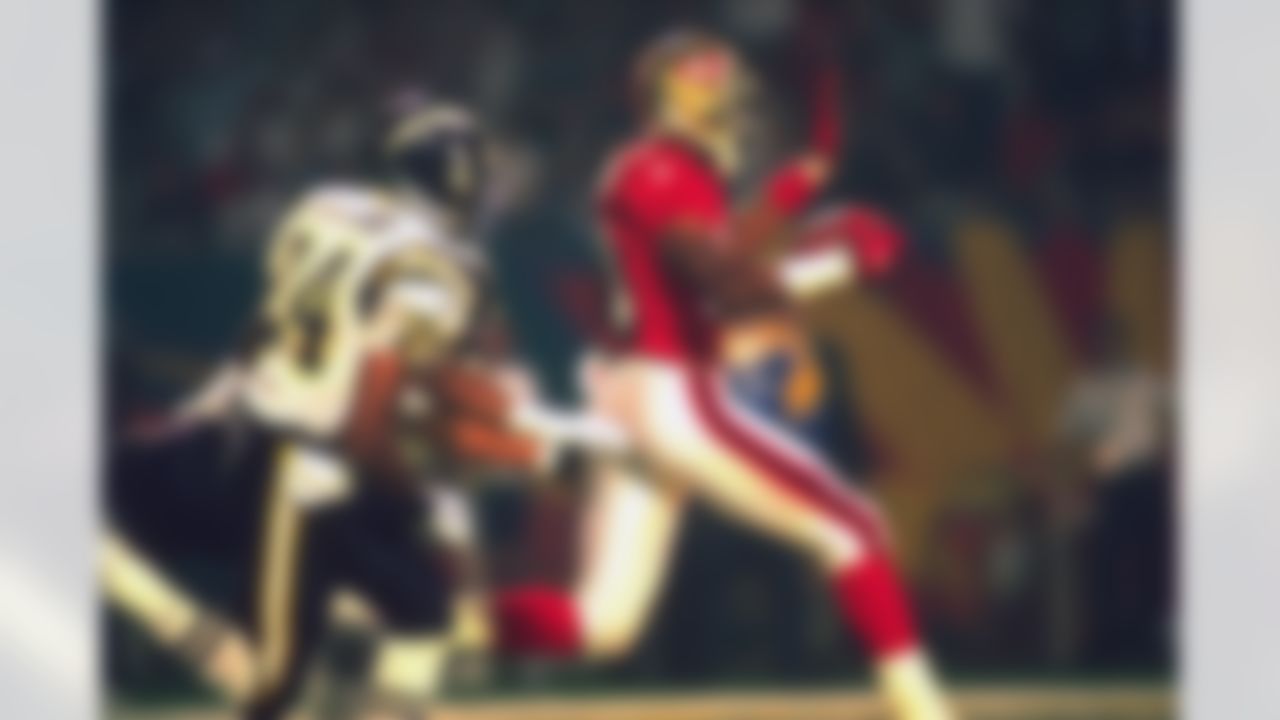 San Francisco 49ers wide receiver Jerry Rice sprints away from San Diego Chargers defenders in Super Bowl XXIX January 29, 1995 at Joe Robbie Stadium in Miami. (AP Photo/Al Messerschmidt)