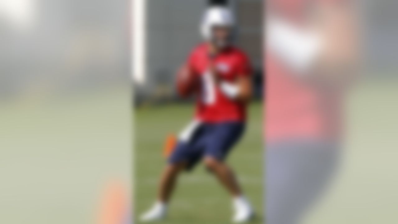 Tennessee Titan quarterback Matt Hasselbeck throws to a receiver during NFL football training camp on Saturday, July 28, 2012, Nashville, Tenn. (AP Photo/Wade Payne)