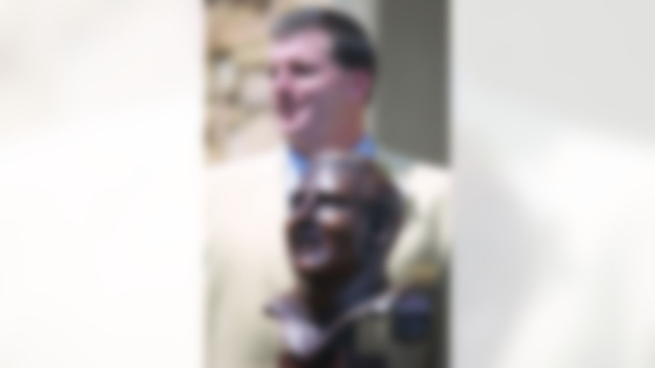 04 Aug 2001 : Mike Munchak stands behind his bust as he is honored during the 2001 Pro Football Hall Of Fame Induction Ceremony at Hall's Game Day Theater in Canton, Ohio. (Tom Pidgeon / Allsport /Getty Images)