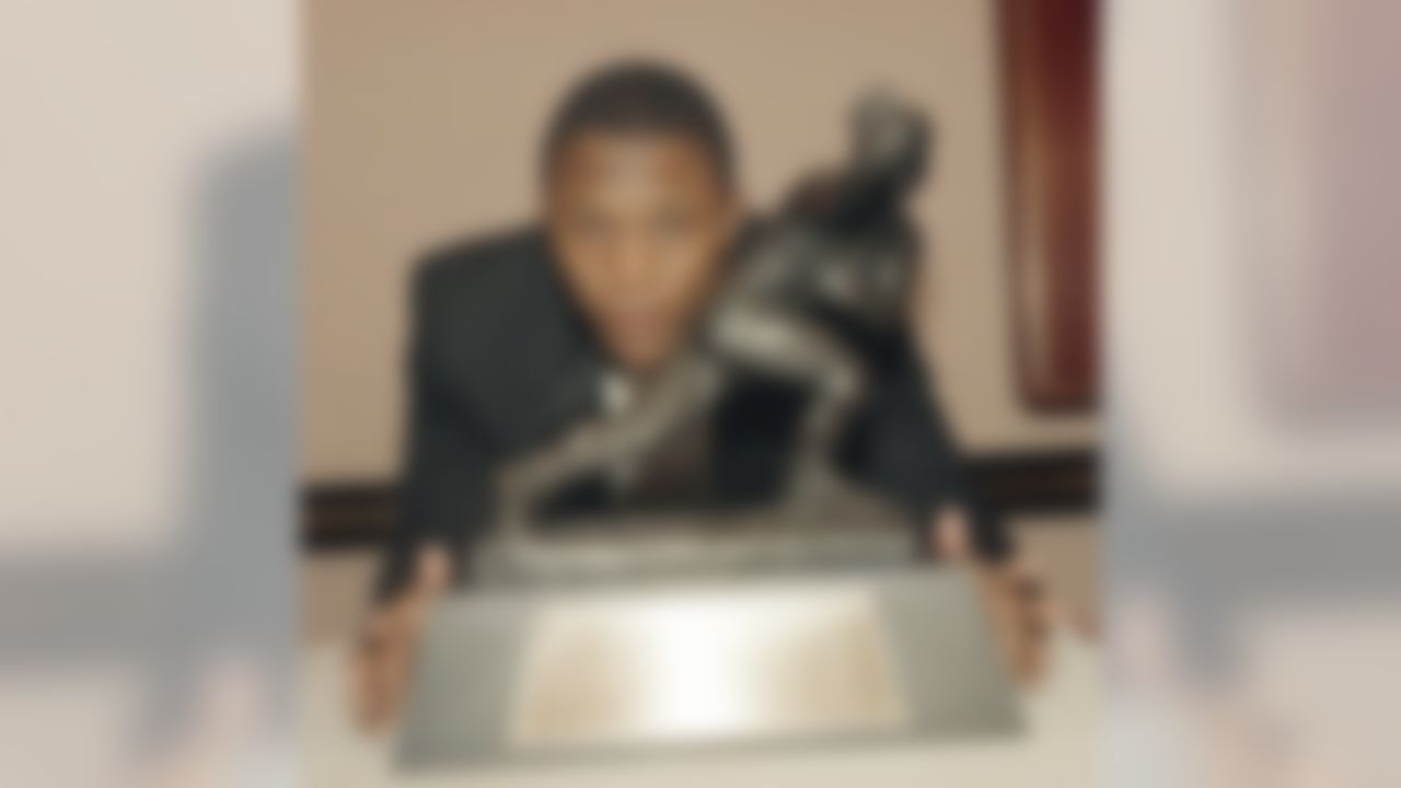 Oklahoma State's running back Barry Sanders poses with his Heisman Trophy at New York's Marriott Marquis Hotel Thursday, December 8, 1988. Sanders, who was awarded the prize while in Japan for the Coca-Cola Bowl last week, holds the trophy during a news conference. (AP Photo/Susan Ragan)