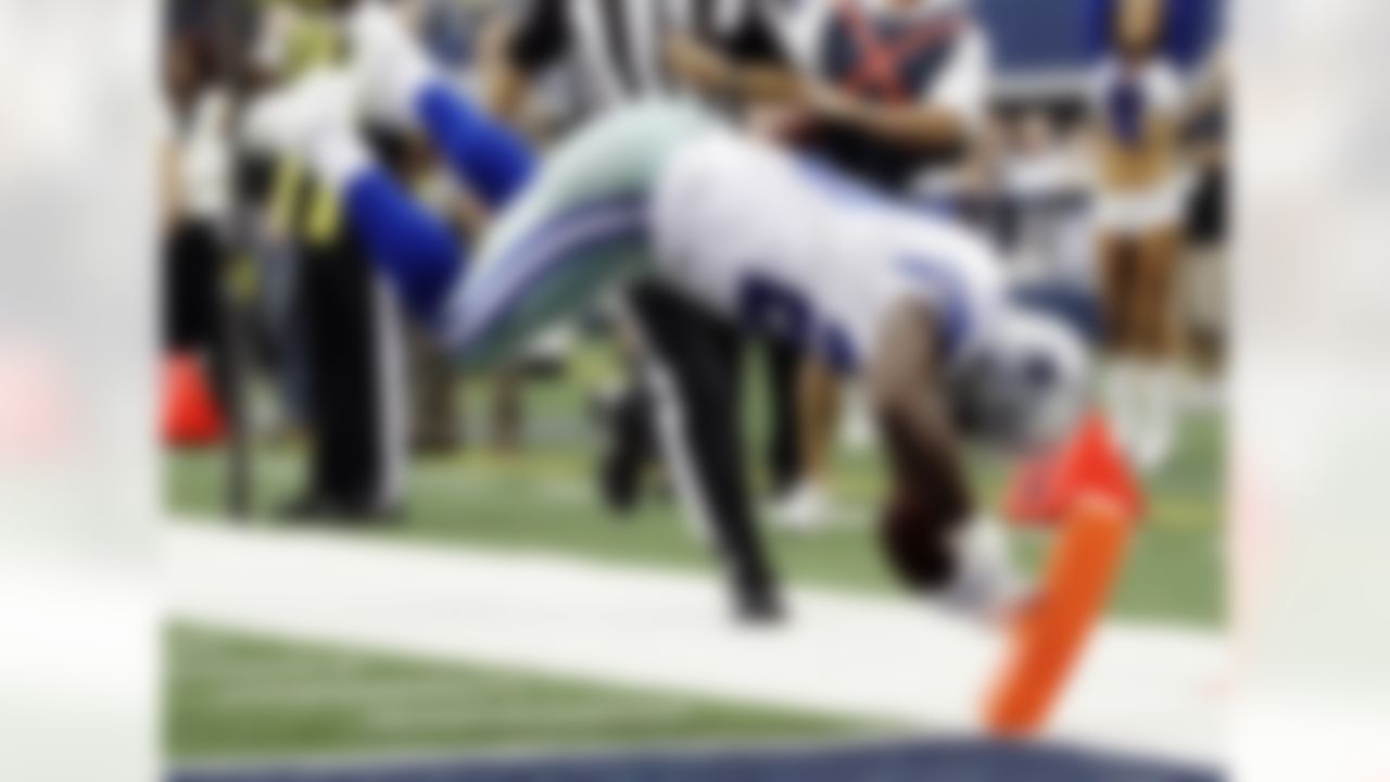 Dallas Cowboys running back DeMarco Murray dives for a touchdown against the Tampa Bay Buccaneers during the first half of an NFL football game, Sunday, Sept. 23, 2012, in Arlington, Texas. (AP Photo/Tony Gutierrez)