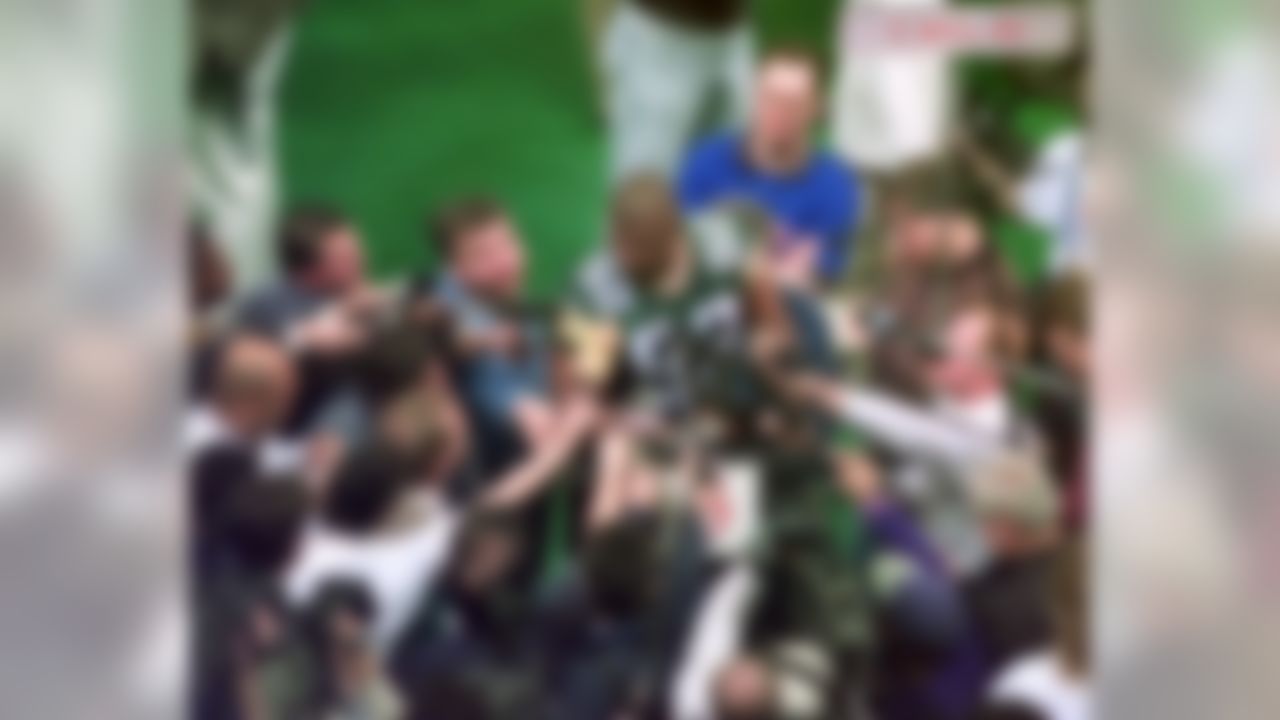 Green Bay Packers defensive end Reggie White is surrounded by the media during Super Bowl XXXl Media Day activities at the Louisiana Superdome in New Orleans, Tuesday, Jan. 21, 1997. (AP Photo/Jeff Robbins)