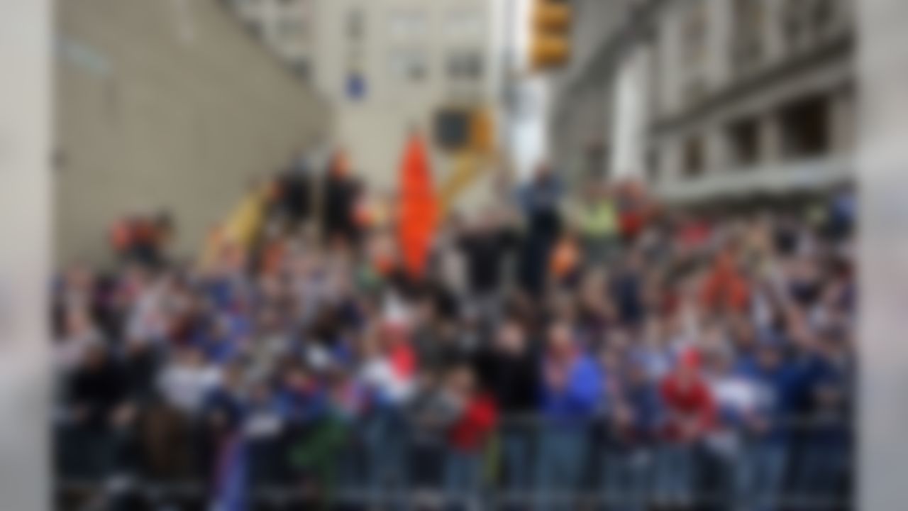 NEW YORK - FEBRUARY 05: New York Giants fans cheer the players as they pass in floats along Broadway, also known as "The Canyon of Heroes" during the Super Bowl XLII victory parade on February 5, 2008 in New York City. (Photo by Evan Pinkus/Getty Images)