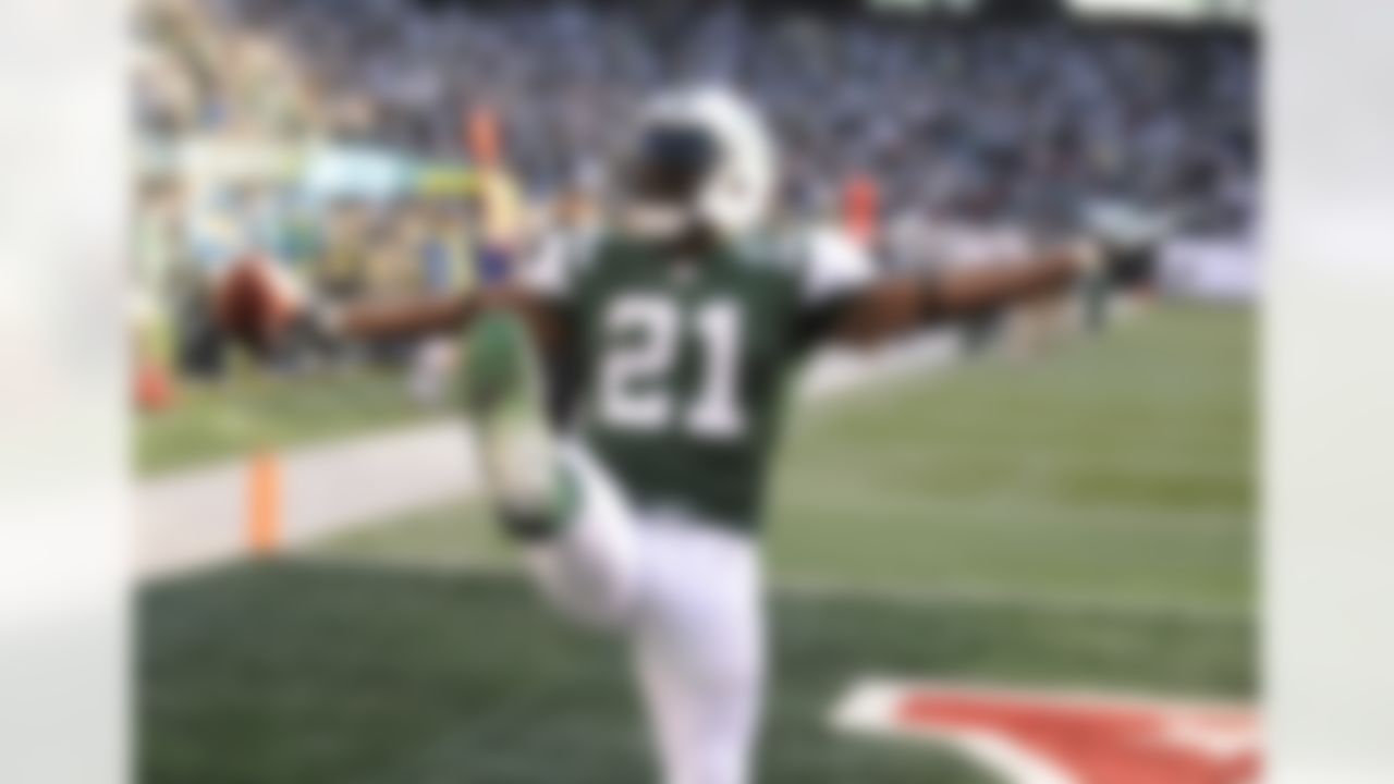 New York Jets' LaDainian Tomlinson celebrates his touchdown during the second quarter of an NFL football game against the Kansas City Chiefs on Sunday, Dec. 11, 2011, in East Rutherford, N.J. (AP Photo/Bill Kostroun)