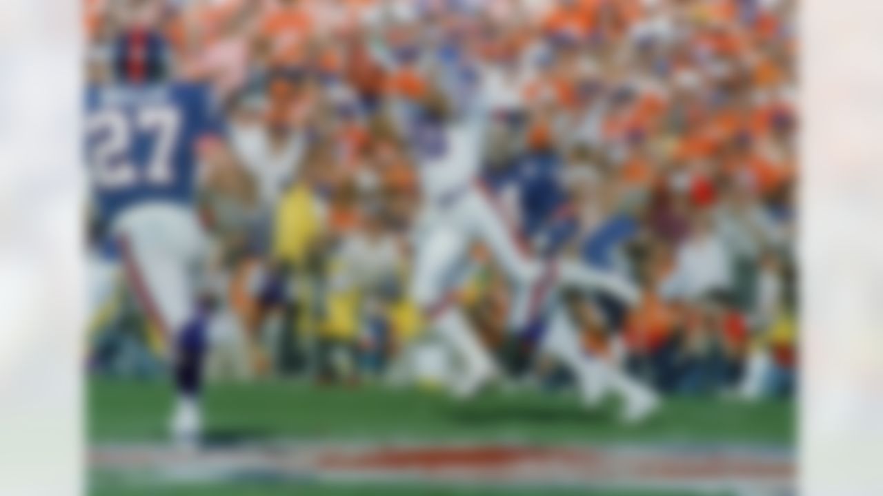 Denver Broncos wide receiver Mark Jackson (80) takes a 24-yard pass from quarterback John Elway (not pictured) in the first quarter of Super Bowl XXI in Pasadena, Calif., Jan. 25, 1987. The Giants defender is Elvis Patterson. (AP Photo/Ron Heflin)