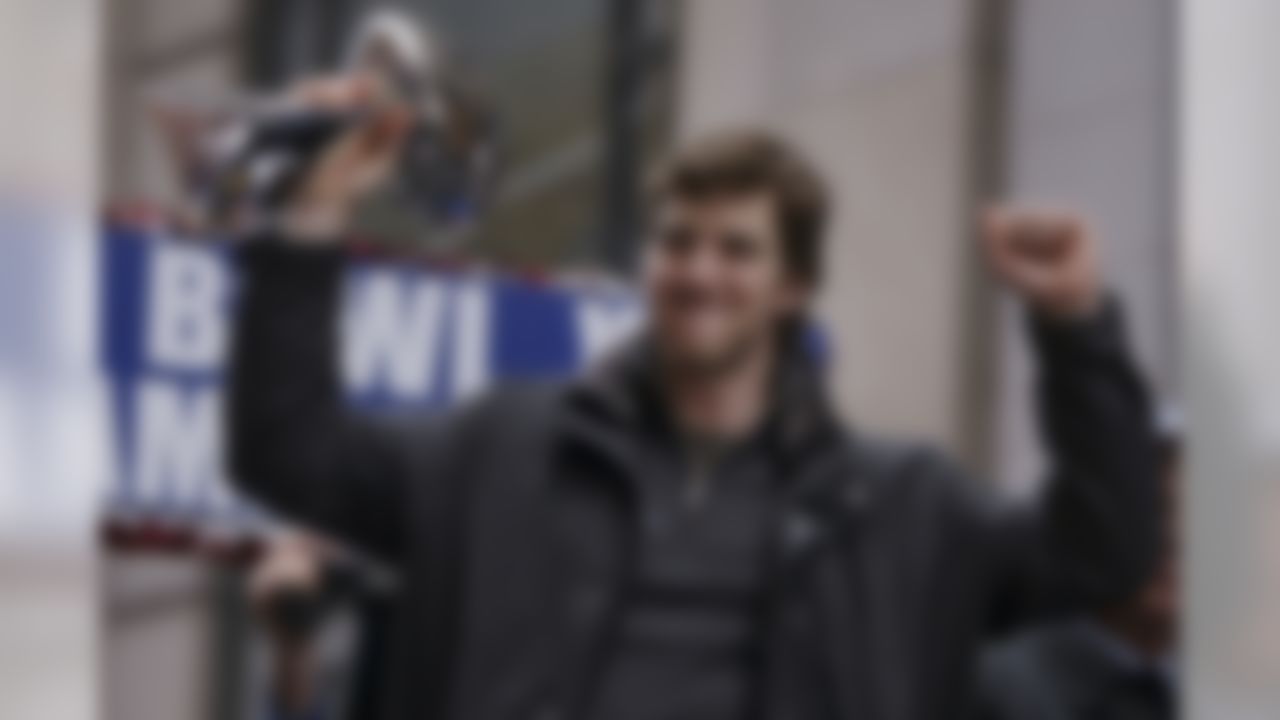 NEW YORK - FEBRUARY 05: New York Giants quarterback Eli Manning holds up the Vince Lombardi trophy during the New York Giants Superbowl XLII victory parade February 5, 2008 in New York City. (Photo by Chris McGrath/Getty Images)