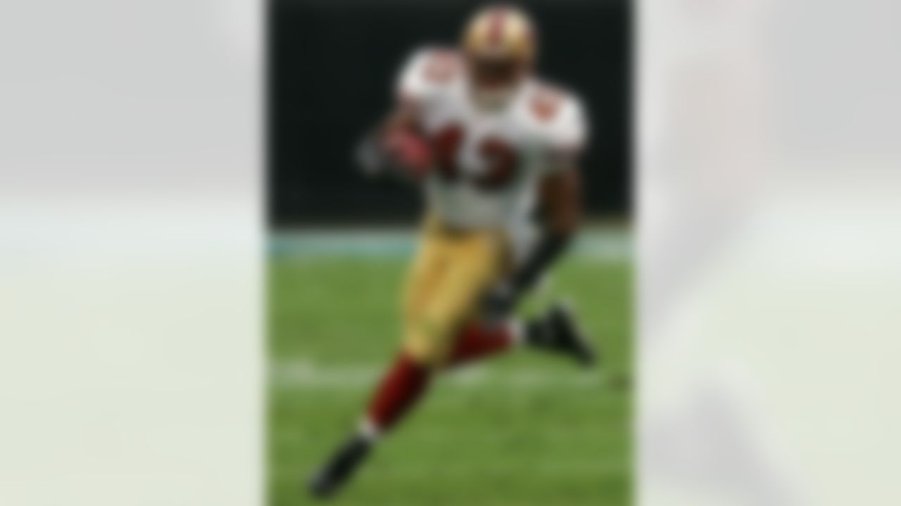 CHARLOTTE, NC - DECEMBER 02: Maurice Hicks #43 of the San Francisco 49ers runs with the ball against the Carolina Panthers at Bank of America Stadium on December 2, 2007 in Charlotte, North Carolina. (Photo by Streeter Lecka/Getty Images)