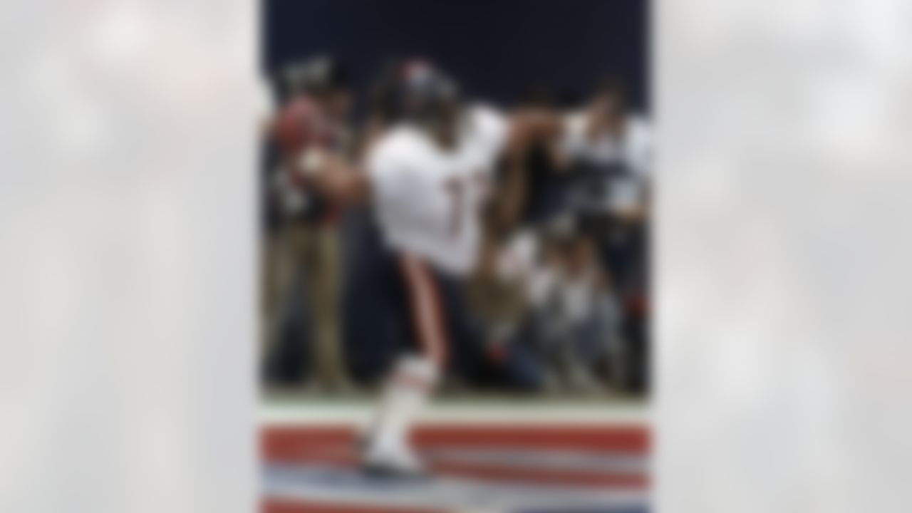 Chicago Bears' William "The Refrigerator" Perry spikes the ball after scoring a touchdown in Super Bowl XX in New Orleans, LA. (AP Photo/Amy Sancetta)