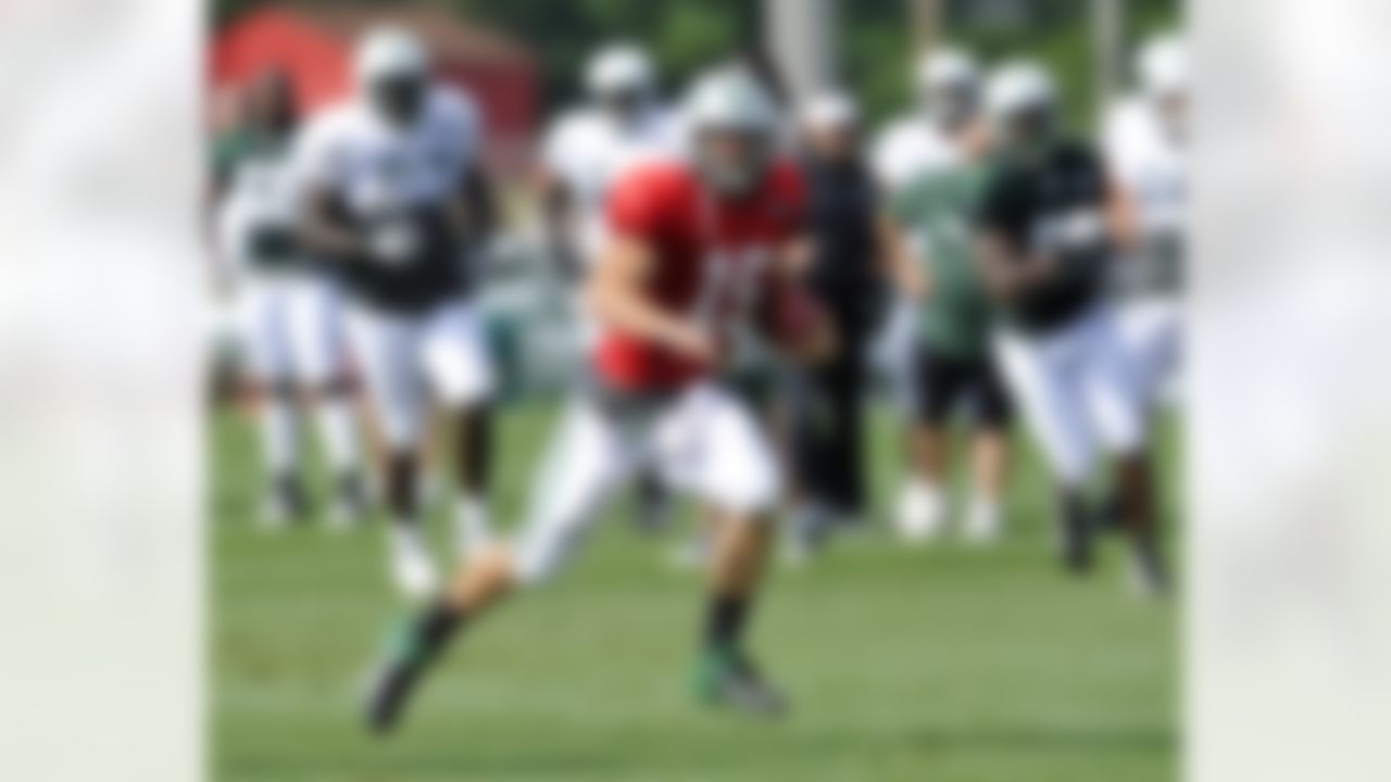 New York Jets quarterback Tim Tebow runs with the ball at NFL football training camp on Sunday, July 29, 2012, in Cortland, N.Y. (AP Photo/Bill Kostroun)