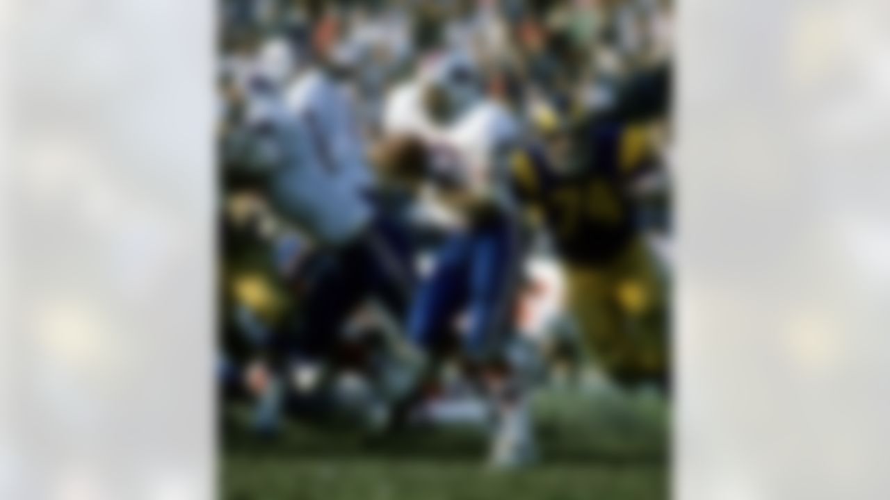 Buffalo Bills Hall of Fame running back O.J. Simpson eludes Los Angeles Rams Hall of Fame tackle Merlin Olsen during a 19-14 Bills loss on December 15, 1974 at Los Angeles Memorial Coliseum in Los Angeles, California. (Darryl Norenberg/NFL)