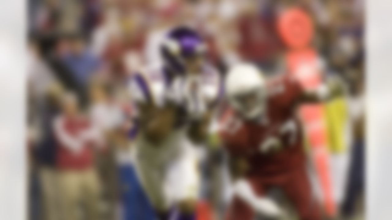 Percy Harvin #12 of the Minnesota Vikings catches a touchdown pass against Michael Adams #27 the Arizona Cardinals at University of Phoenix Stadium on December 6, 2009 in Phoenix, Arizona. The Cardinals defeated the Vikings 30-17. (AP Photo/Tom Hauck)
