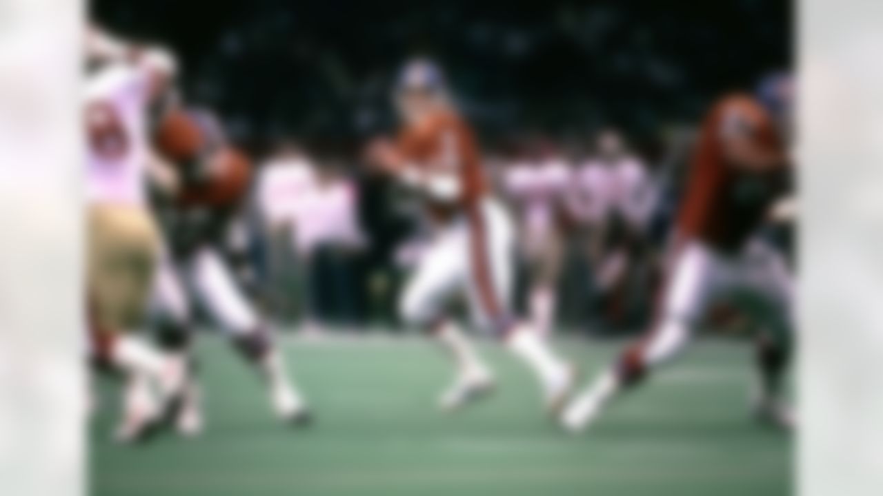 Denver Broncos quarterback John Elway (7) sets to pass during Super Bowl XXIV in 1990. (AP Photo/Al Messerschmidt)