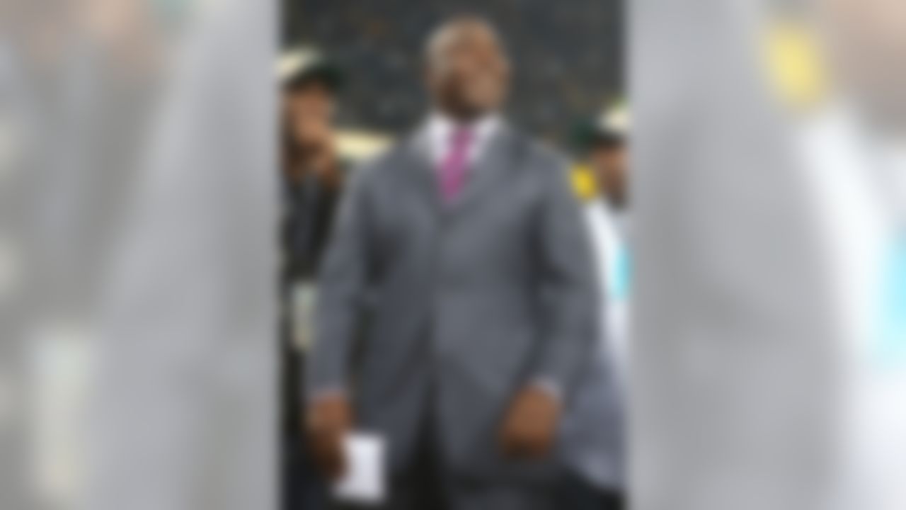 ST. LOUIS - DECEMBER 20:  Former running back Marshall Faulk of the St. Louis Rams watches as a banner with his jersey number on it is unveiled during a halftime ceremony to retire his jersey on December 20, 2007 at Edward Jones Dome in St. Louis, Missouri.  (Photo by Elsa/Getty Images)