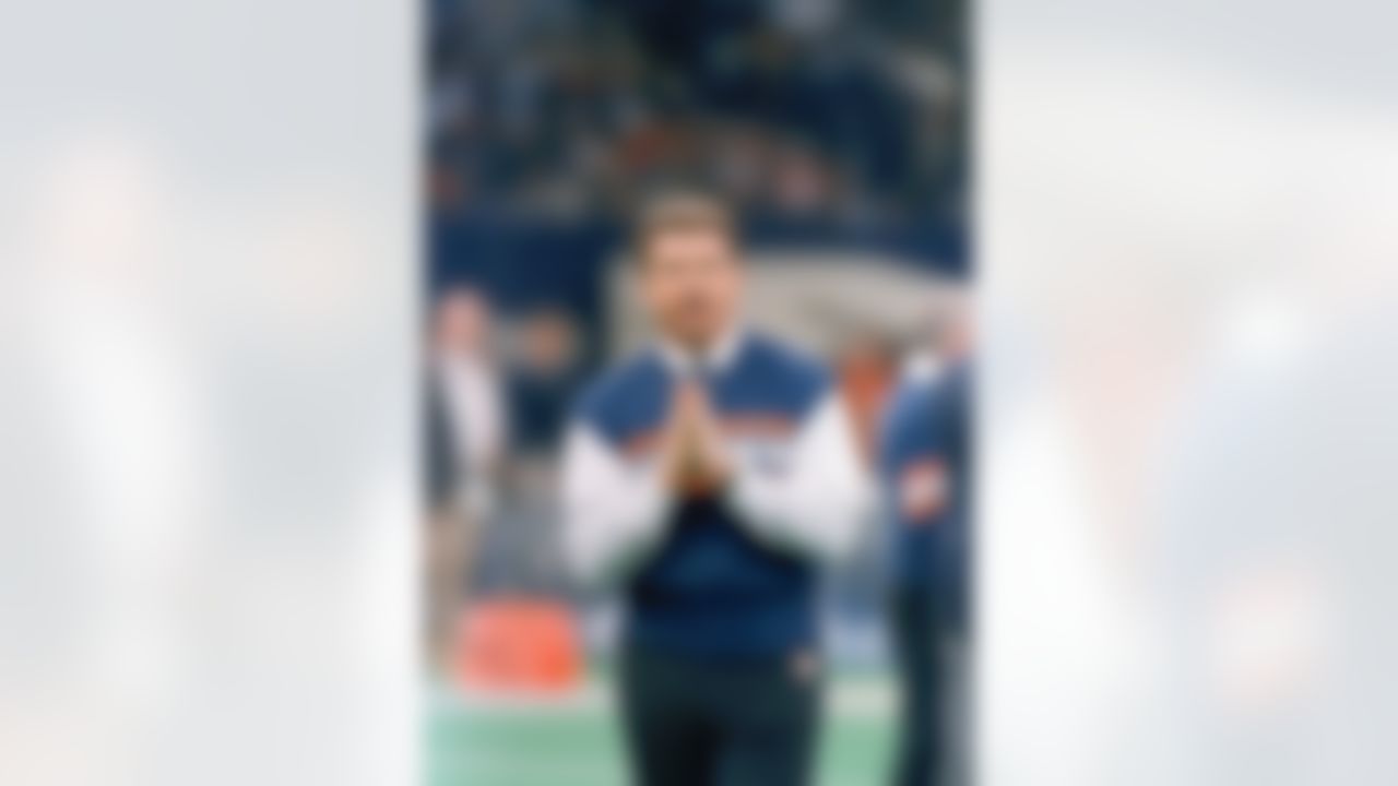 Chicago Bears head coach Mike Ditka strikes a prayerful pose as he watches the team workout, January 26, 1986 in New Orleans before the start of Super Bowl XX. (AP Photo/Rob Kozloff)