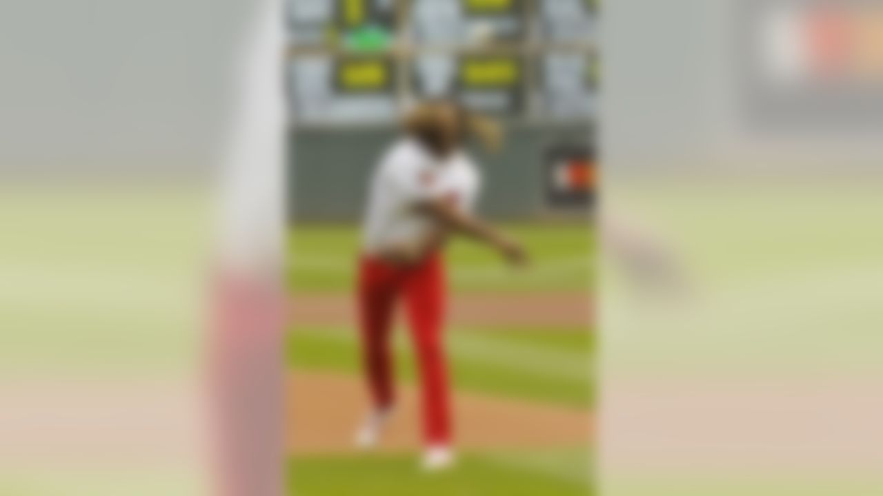 Minnesota Vikings wide receiver Cordarelle Patterson throws out the ceremonial pitch before a Minnesota Twins baseball game against the Kansas City Royals in Minneapolis, Saturday, April 12, 2014. (AP Photo/Ann Heisenfelt)