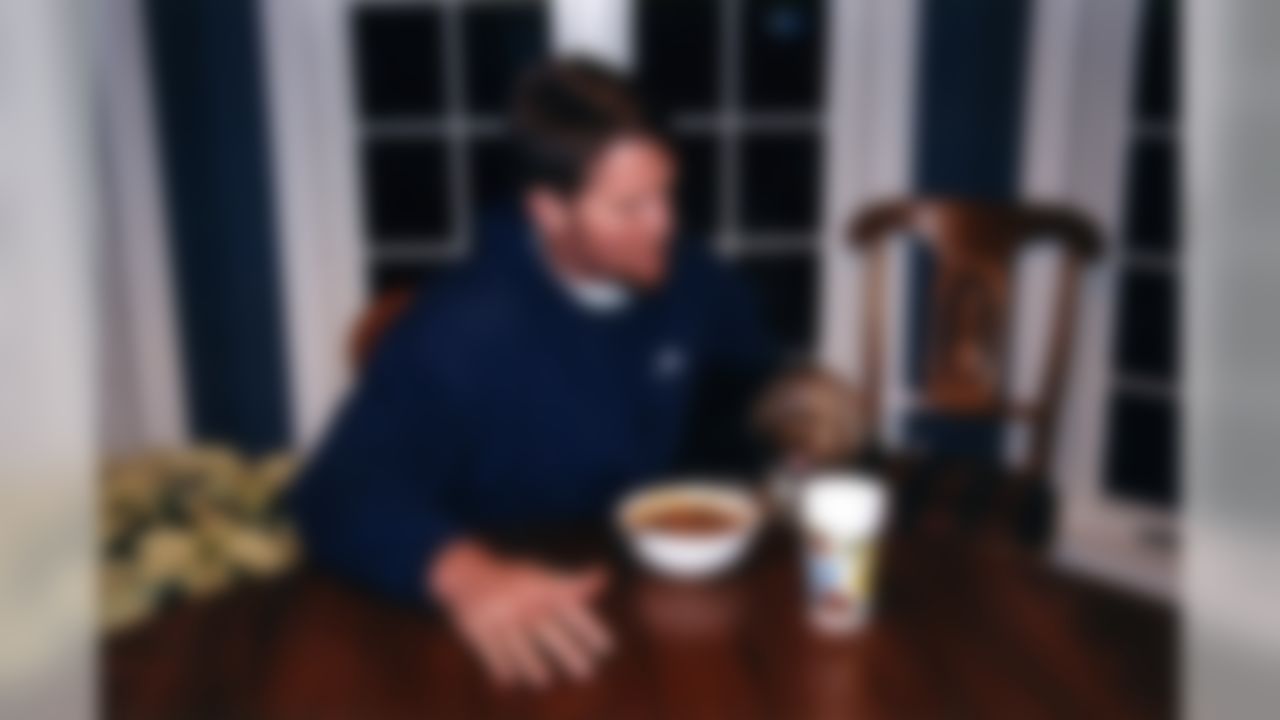 Former NFL quarterback Brett Favre from the Minnesota Vikings eats breakfast with his dog "Jaz" at his home in Green Bay Wisconsin in December of 1998.