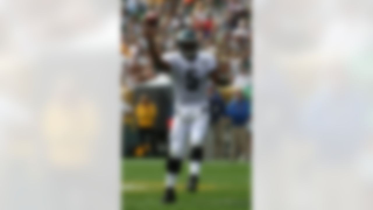 GREEN BAY, WI - SEPTEMBER 9: Donovan McNabb #5 of the Philadelphia Eagles throws a pass against the Green Bay Packers at Lambeau Field September 9, 2007 in Green Bay, Wisconsin. The Packers defeated the Eagles 16-13. (Photo by Jonathan Daniel/Getty Images)