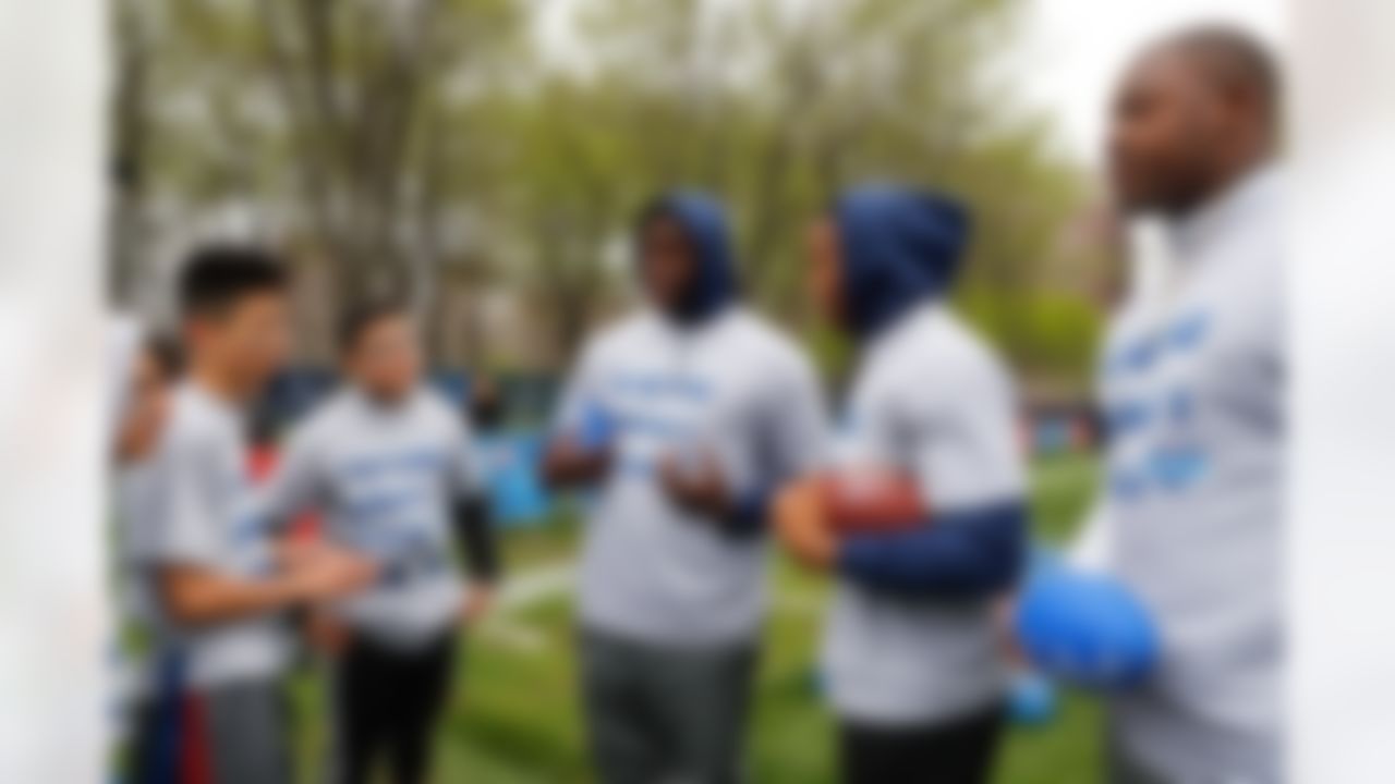Clemson defensive end Shaq Lawson, Ohio State linebacker Darron Lee, and Mississippi State defensive tackle Chris Jones participate in a Play 60 event at Grant Park on Wednesday, April 27, 2016 in Chicago. (Ben Liebenberg/NFL)